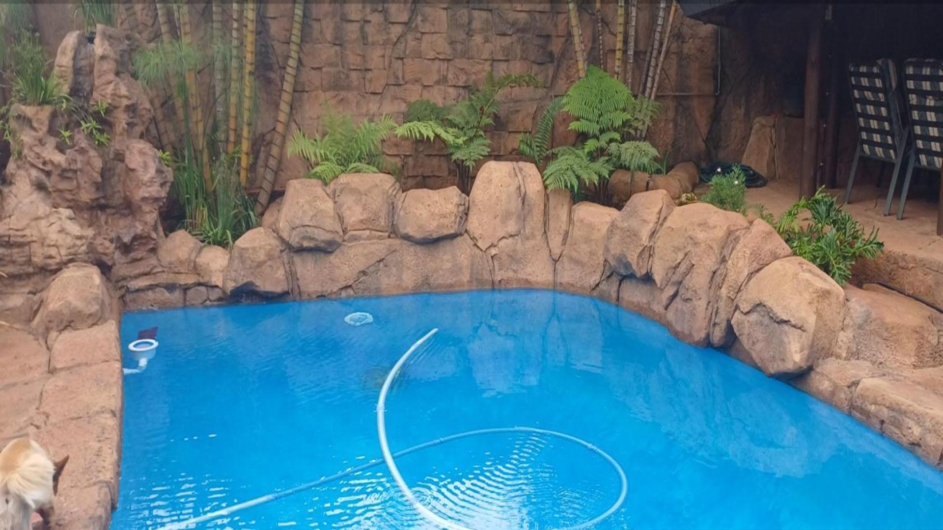 Swimming Pool of property in Sinoville