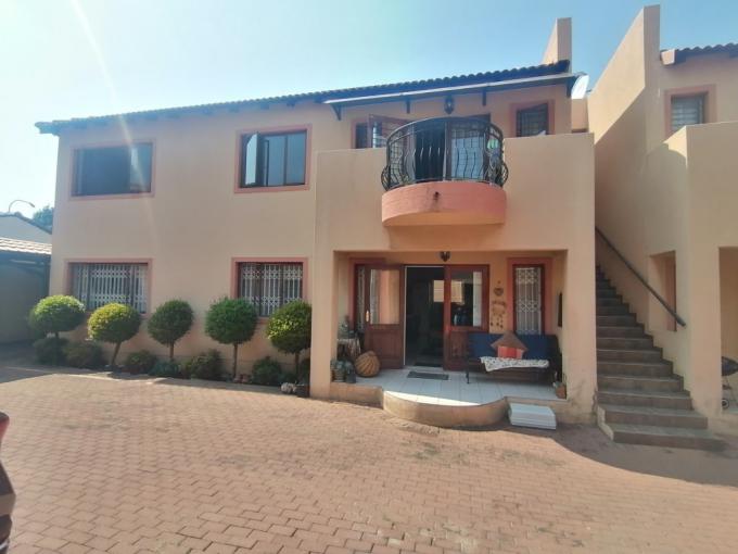 2 Bedroom Simplex for Sale For Sale in Oakdene - MR705197