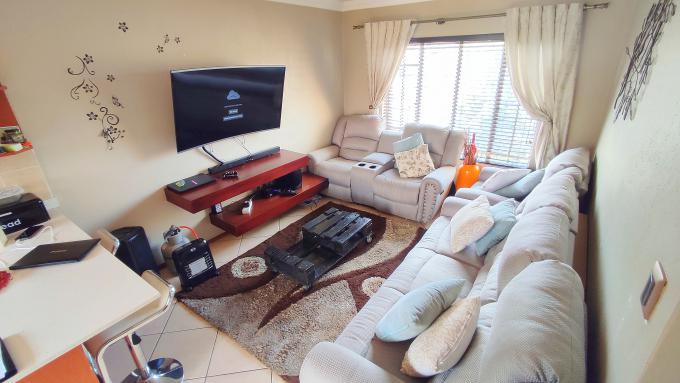 2 Bedroom Sectional Title for Sale For Sale in Heuwelsig Estate - MR705244