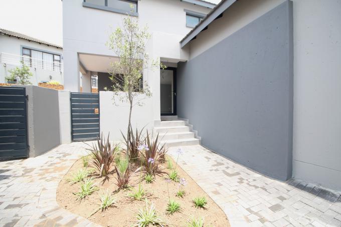 4 Bedroom House for Sale For Sale in Thatchfield Hills Estate - MR705256