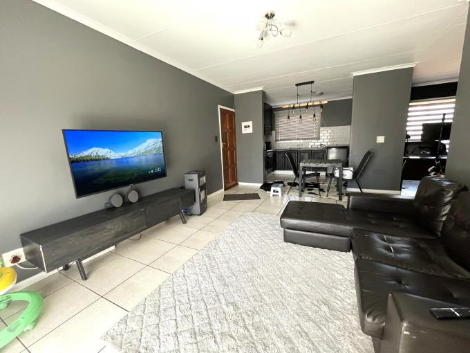 2 Bedroom Apartment for Sale For Sale in Die Hoewes - MR705261