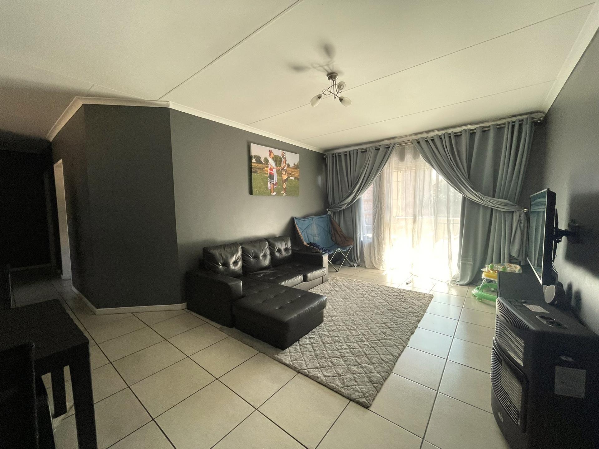  of property in Die Hoewes