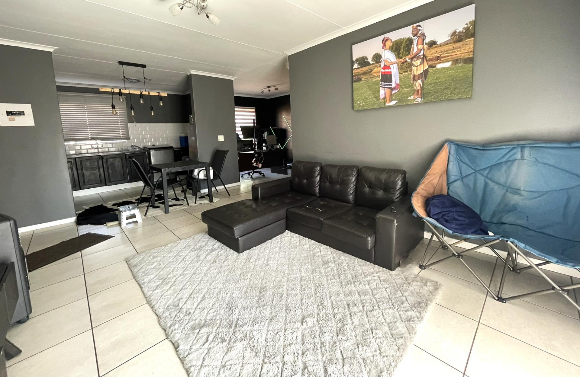  of property in Die Hoewes