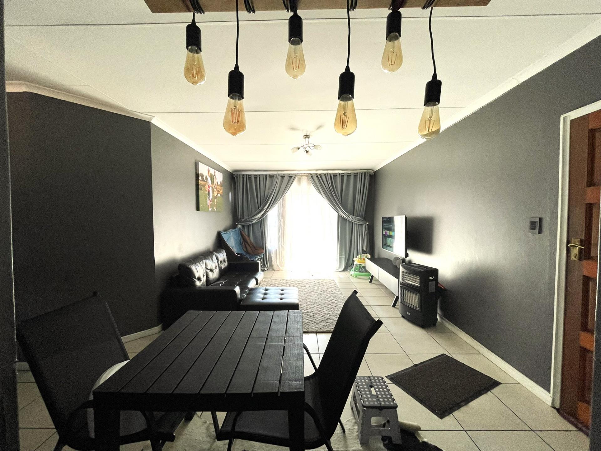  of property in Die Hoewes