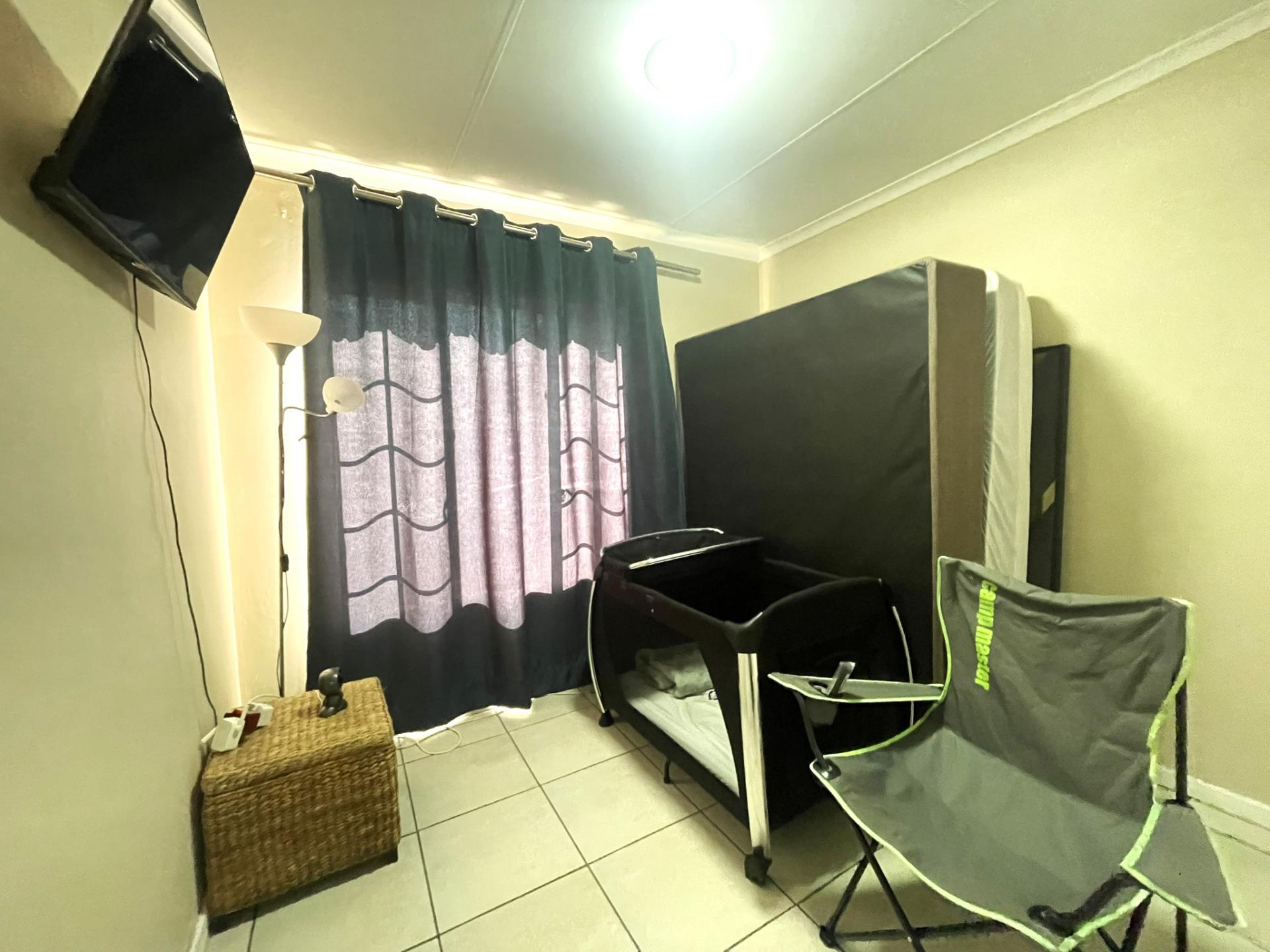  of property in Die Hoewes