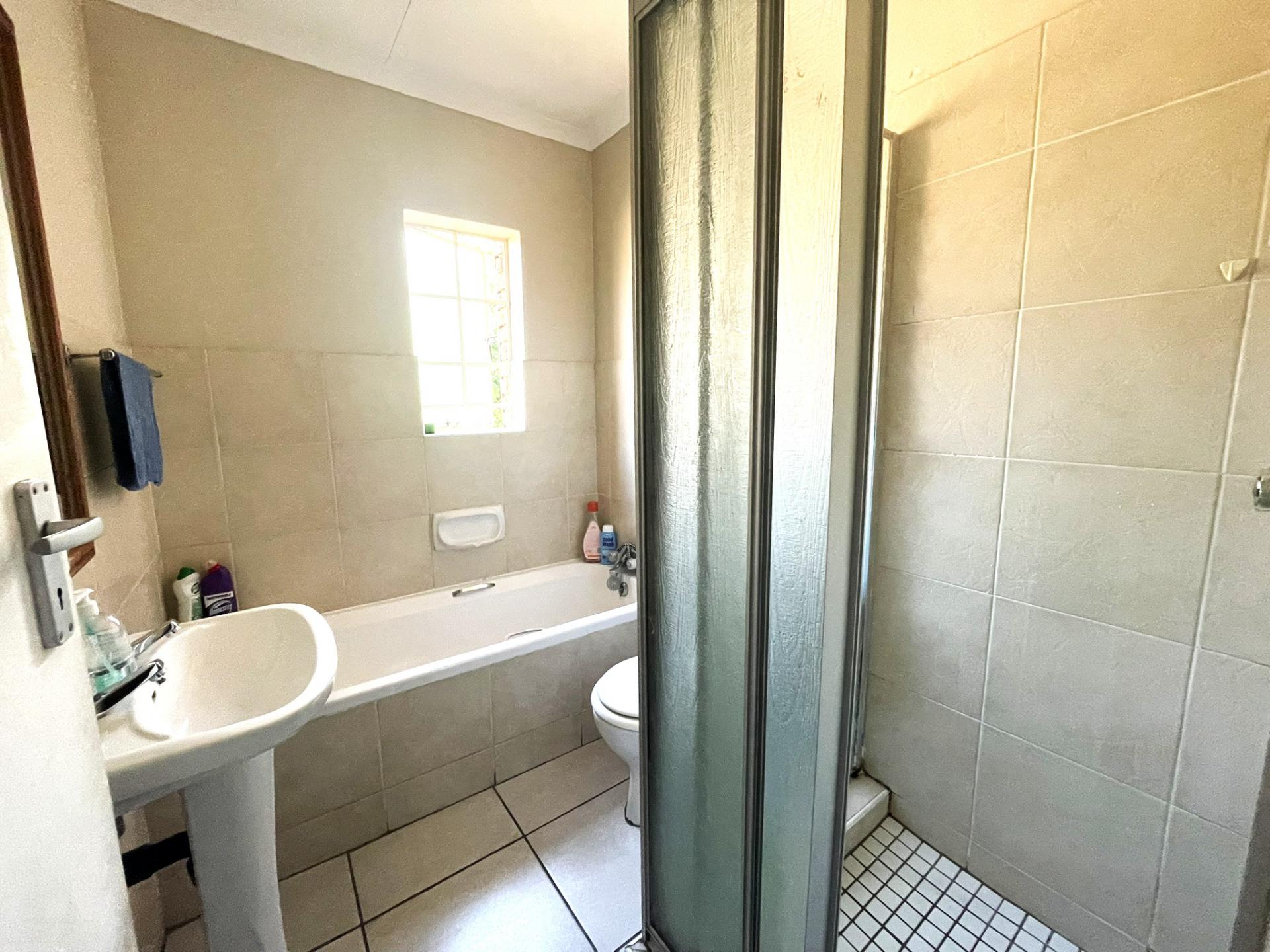  of property in Die Hoewes