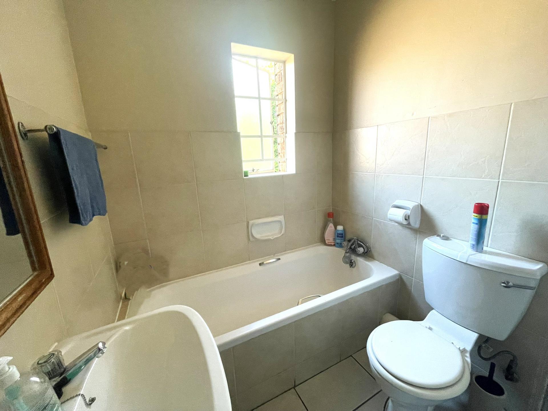 of property in Die Hoewes