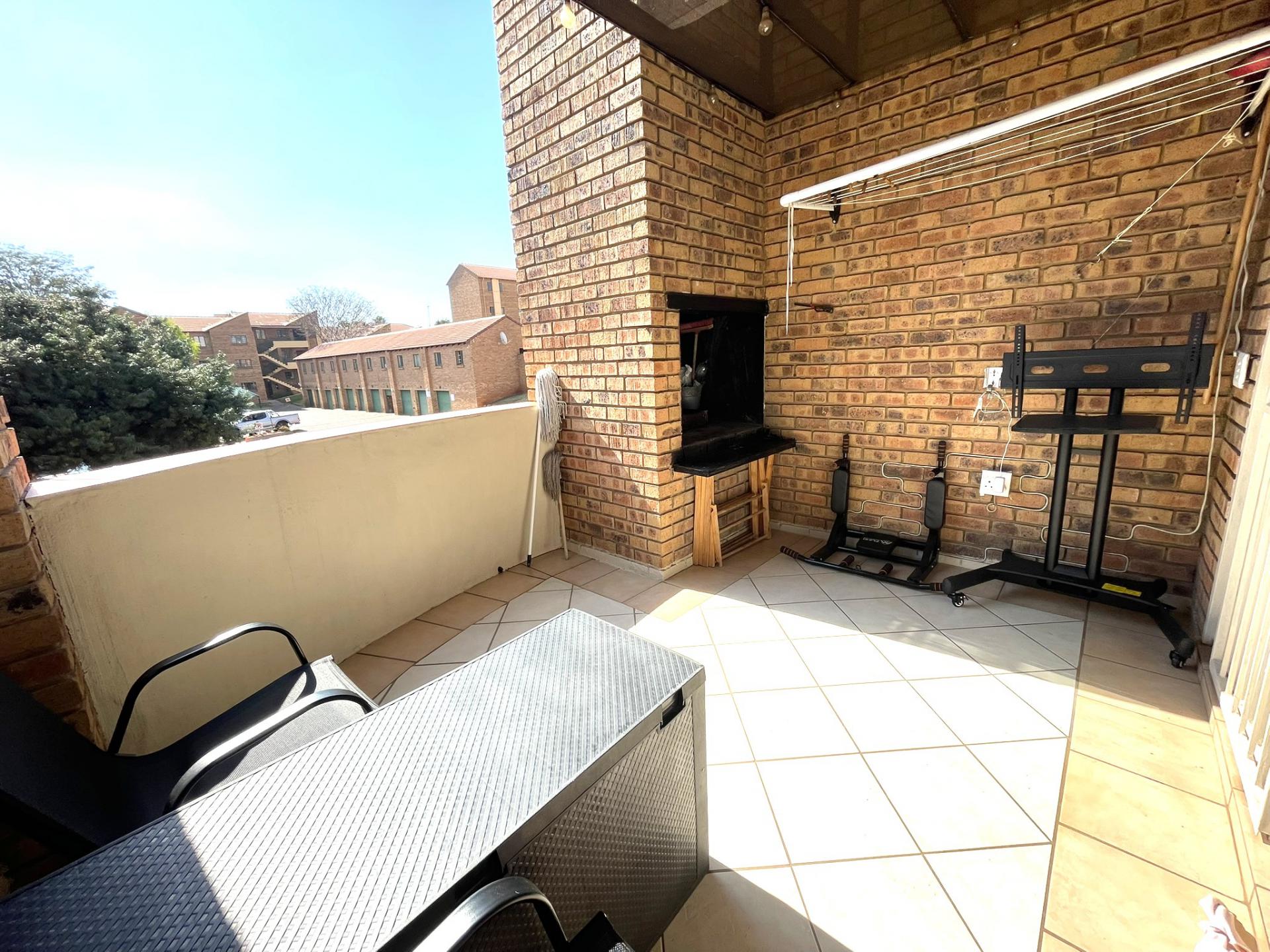  of property in Die Hoewes