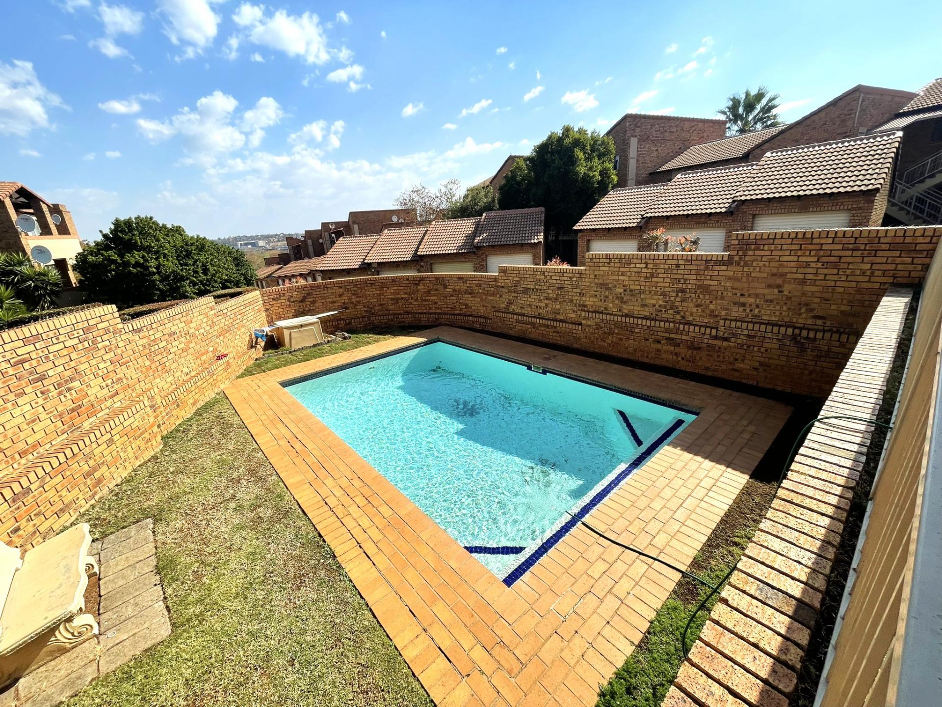  of property in Die Hoewes