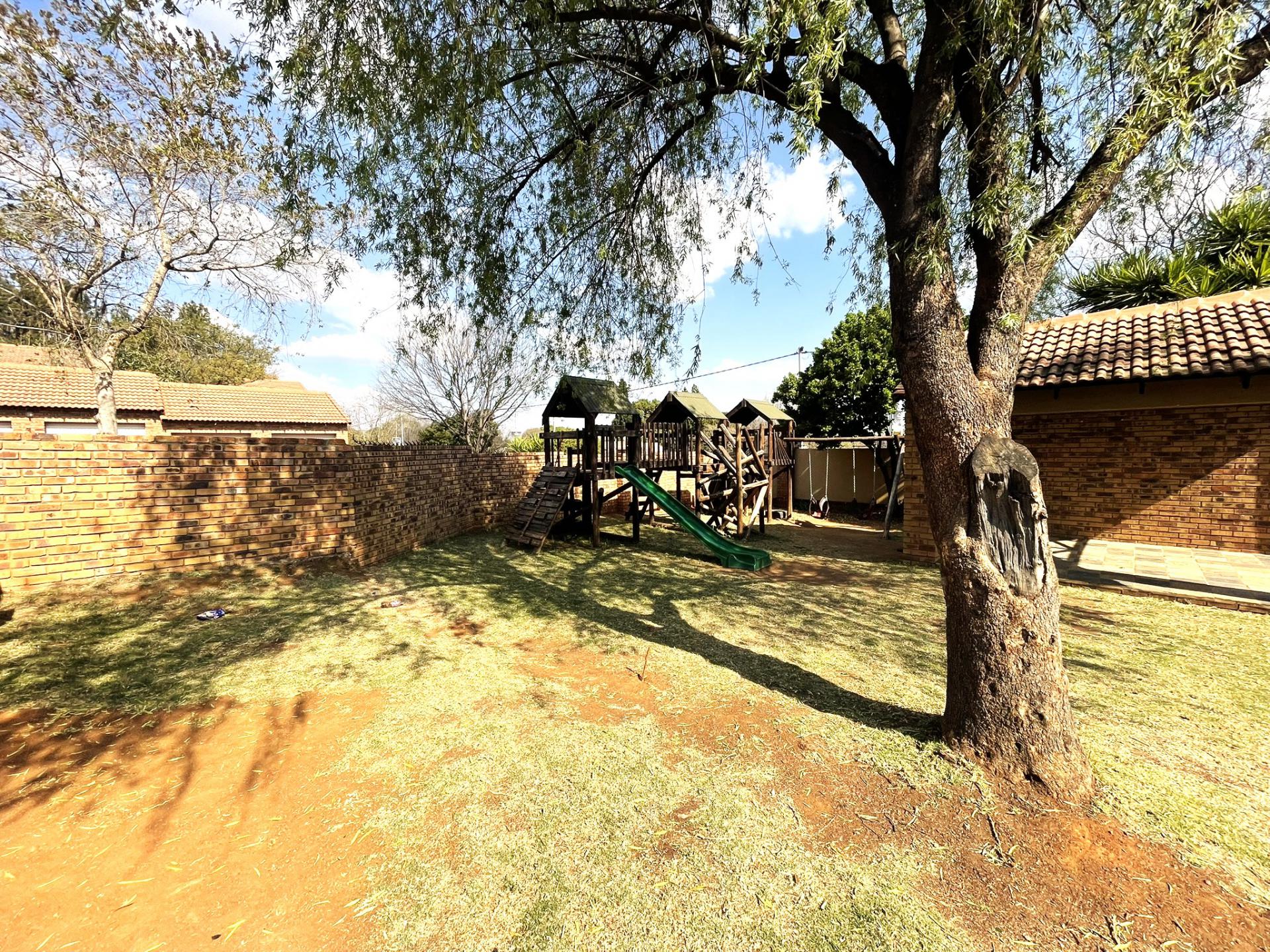  of property in Die Hoewes