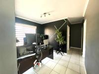  of property in Die Hoewes