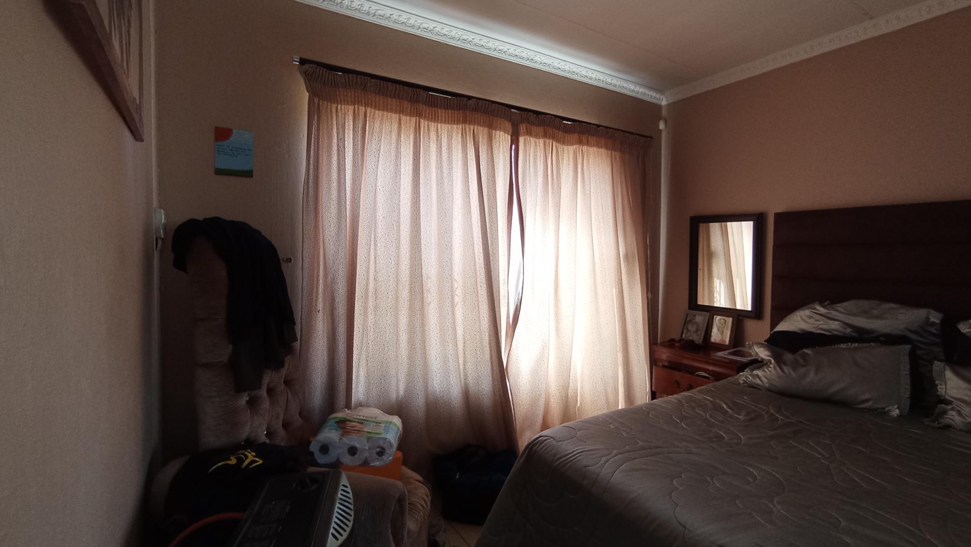 Bed Room 1 - 16 square meters of property in Heuwelsig Estate