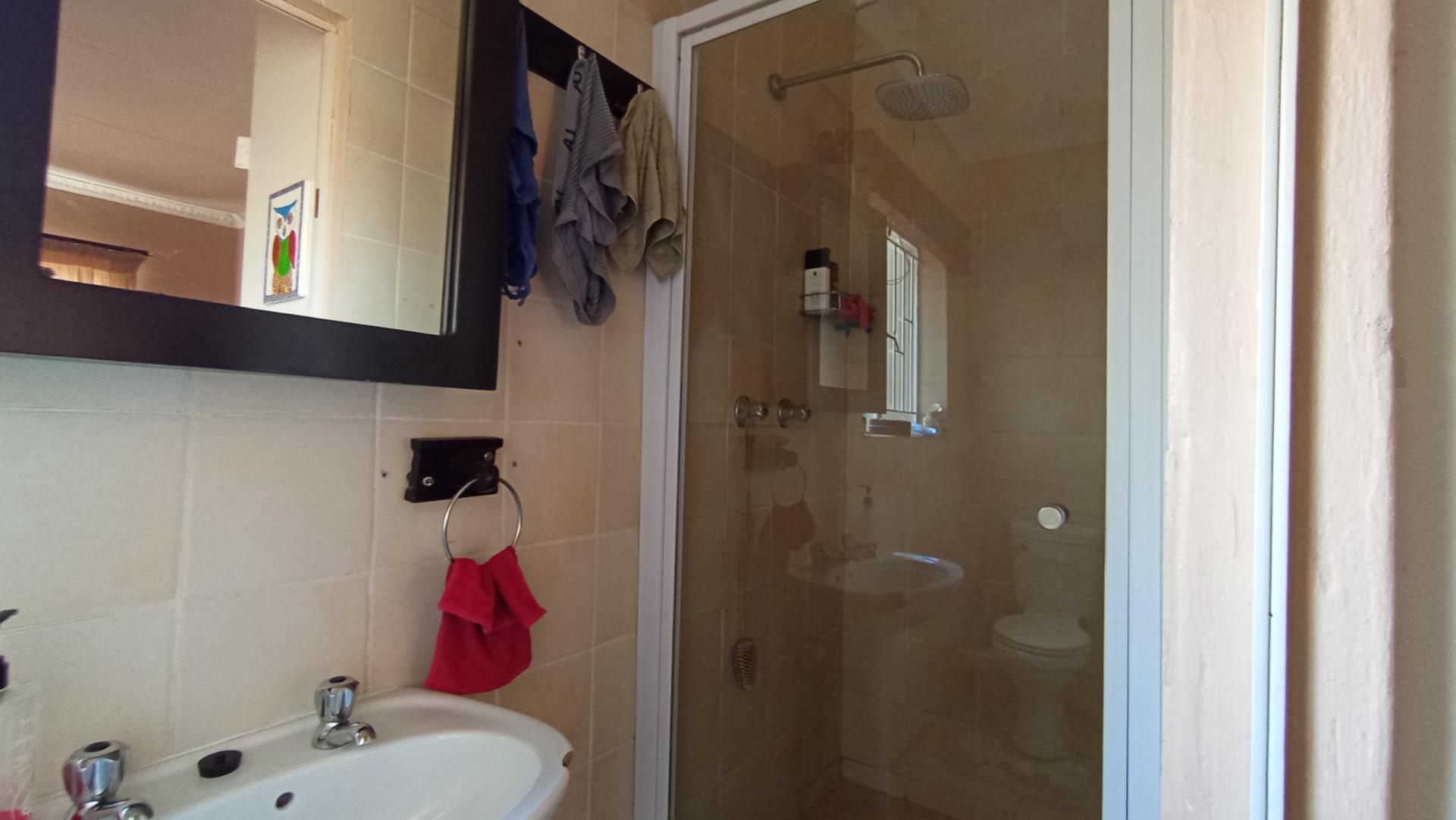 Bathroom 1 - 4 square meters of property in Heuwelsig Estate