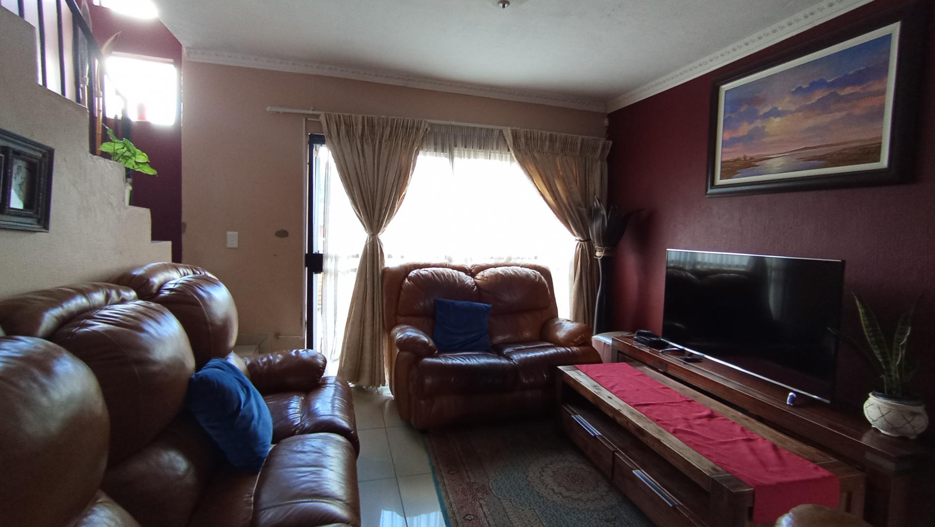 Lounges - 19 square meters of property in Heuwelsig Estate