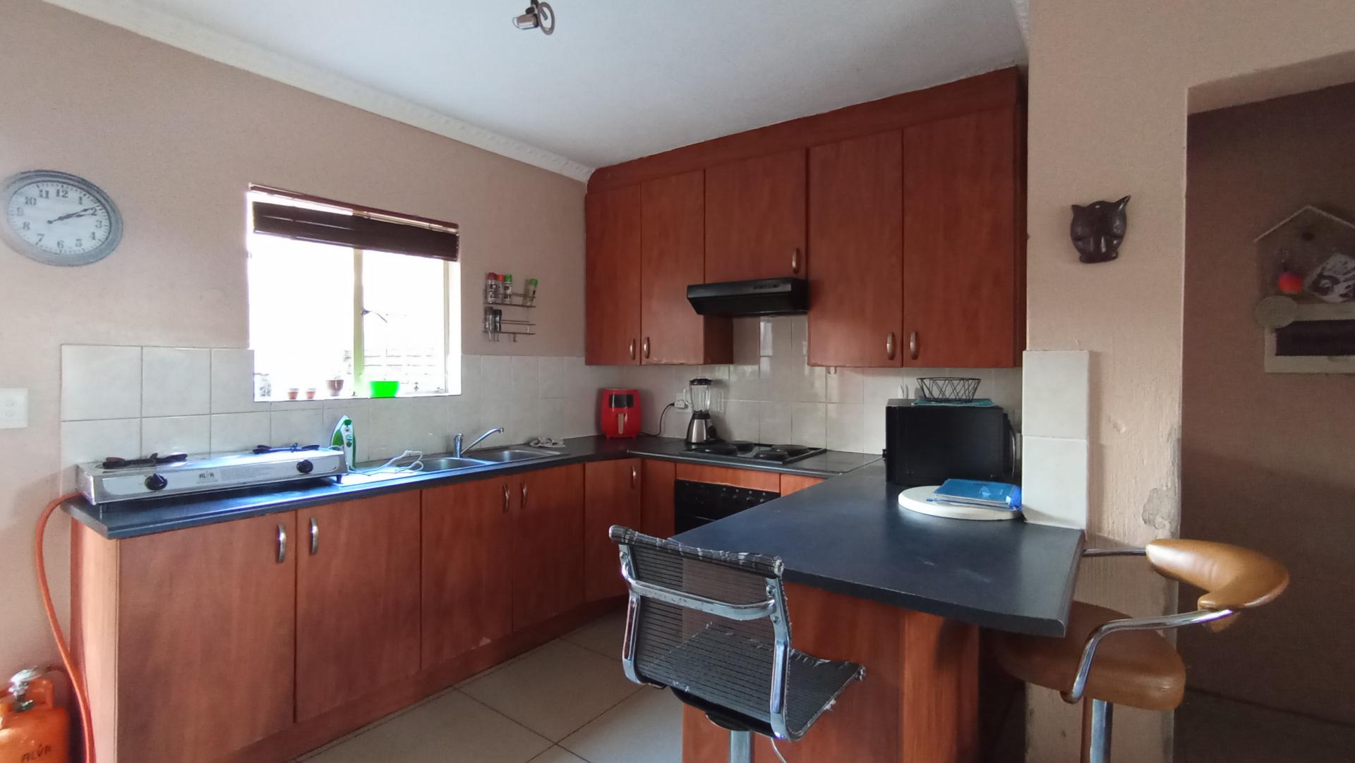 Kitchen - 14 square meters of property in Heuwelsig Estate