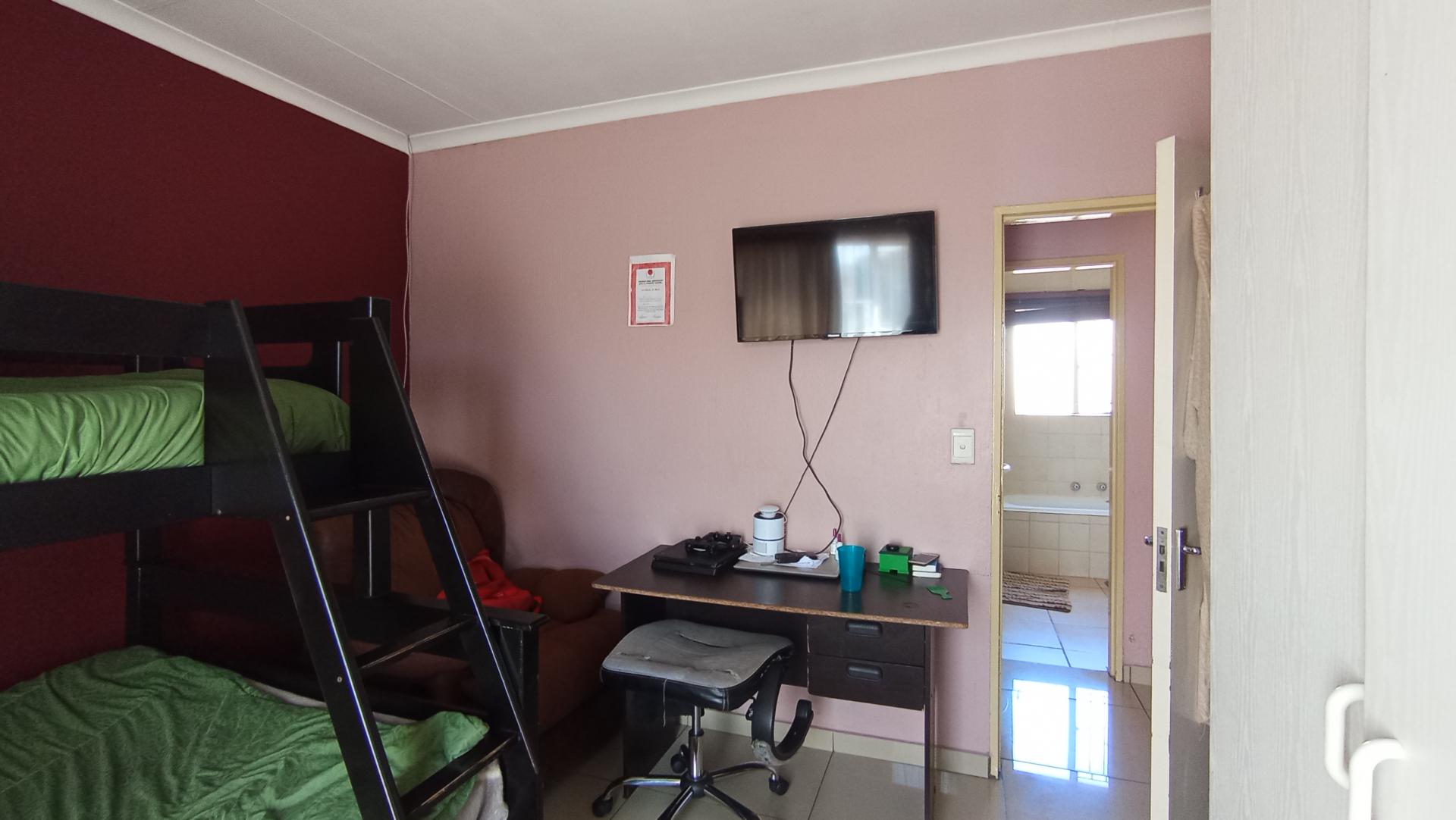 Bed Room 2 - 9 square meters of property in Heuwelsig Estate