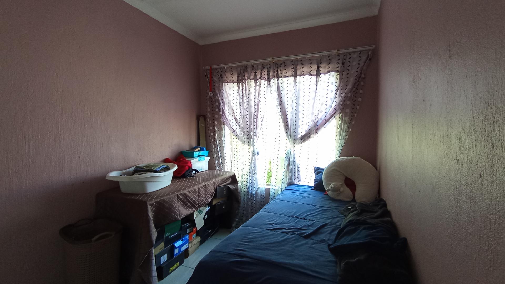 Bed Room 3 - 13 square meters of property in Heuwelsig Estate