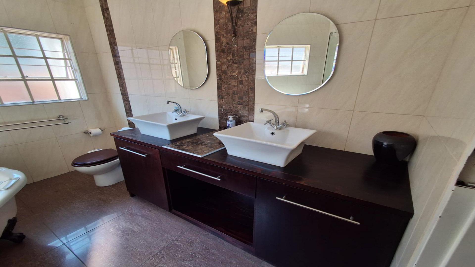 Bathroom 1 of property in Sunward park
