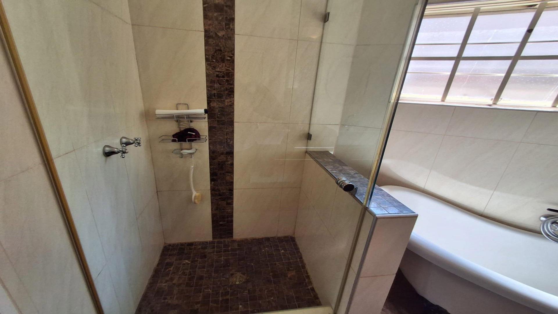 Bathroom 2 of property in Sunward park