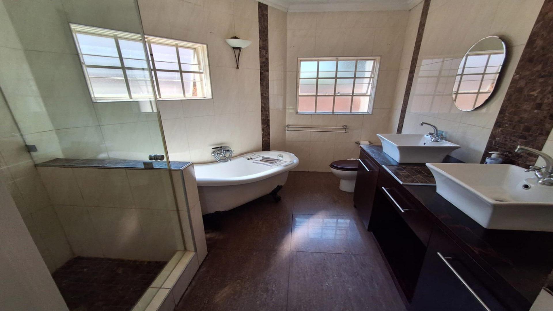 Bathroom 1 of property in Sunward park