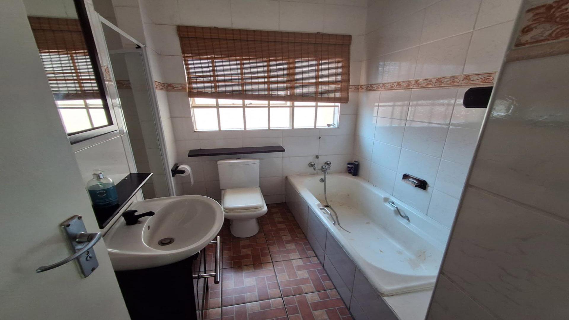 Bathroom 2 of property in Sunward park