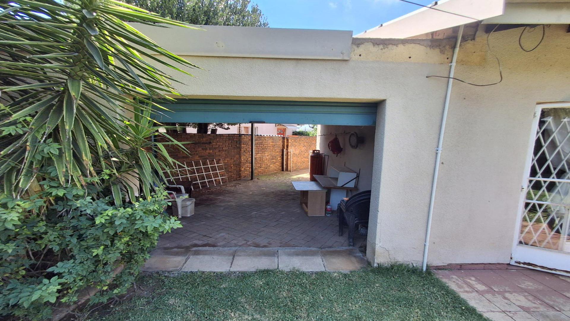Garage of property in Sunward park