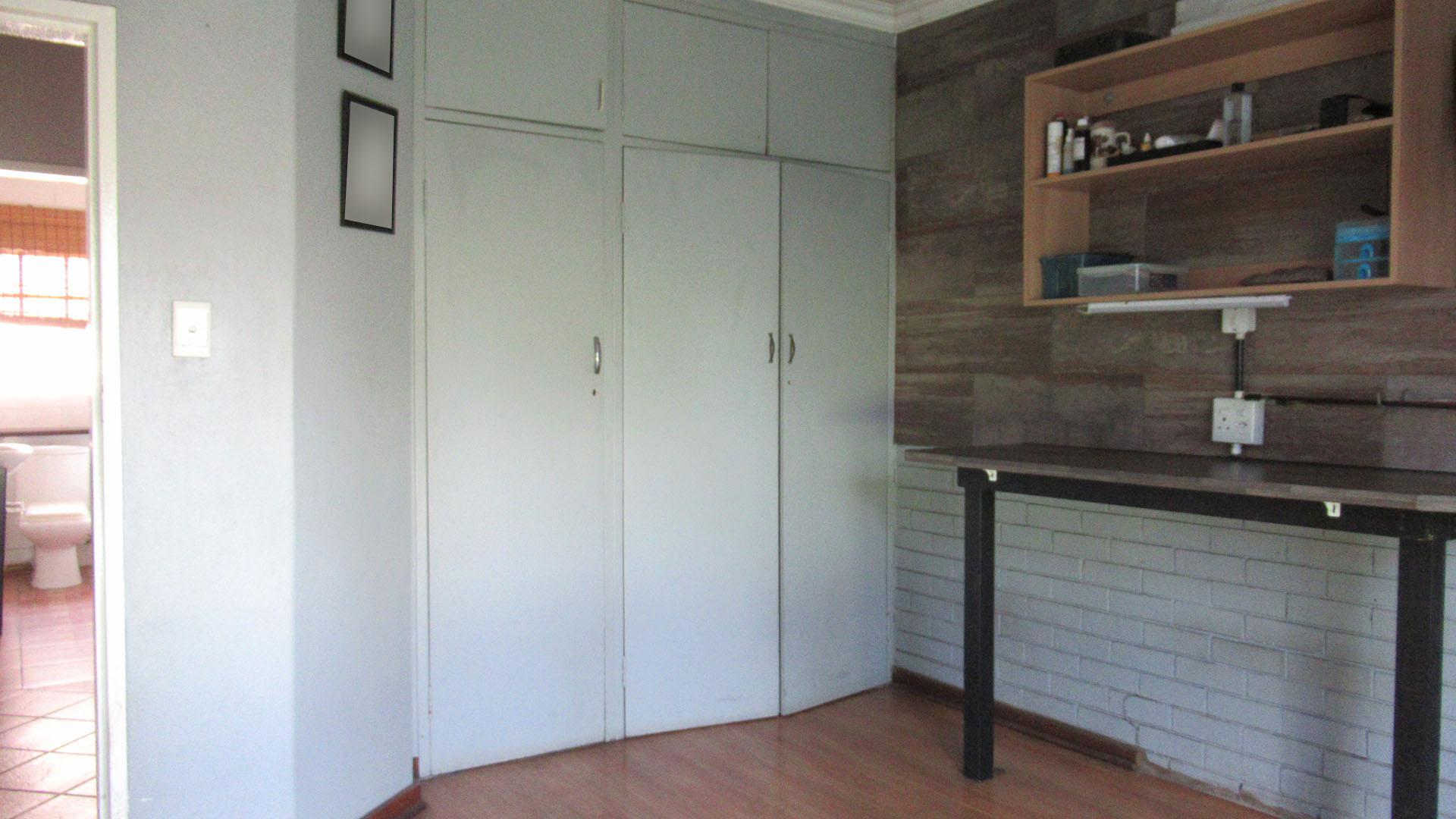 Bed Room 1 - 15 square meters of property in Sunward park