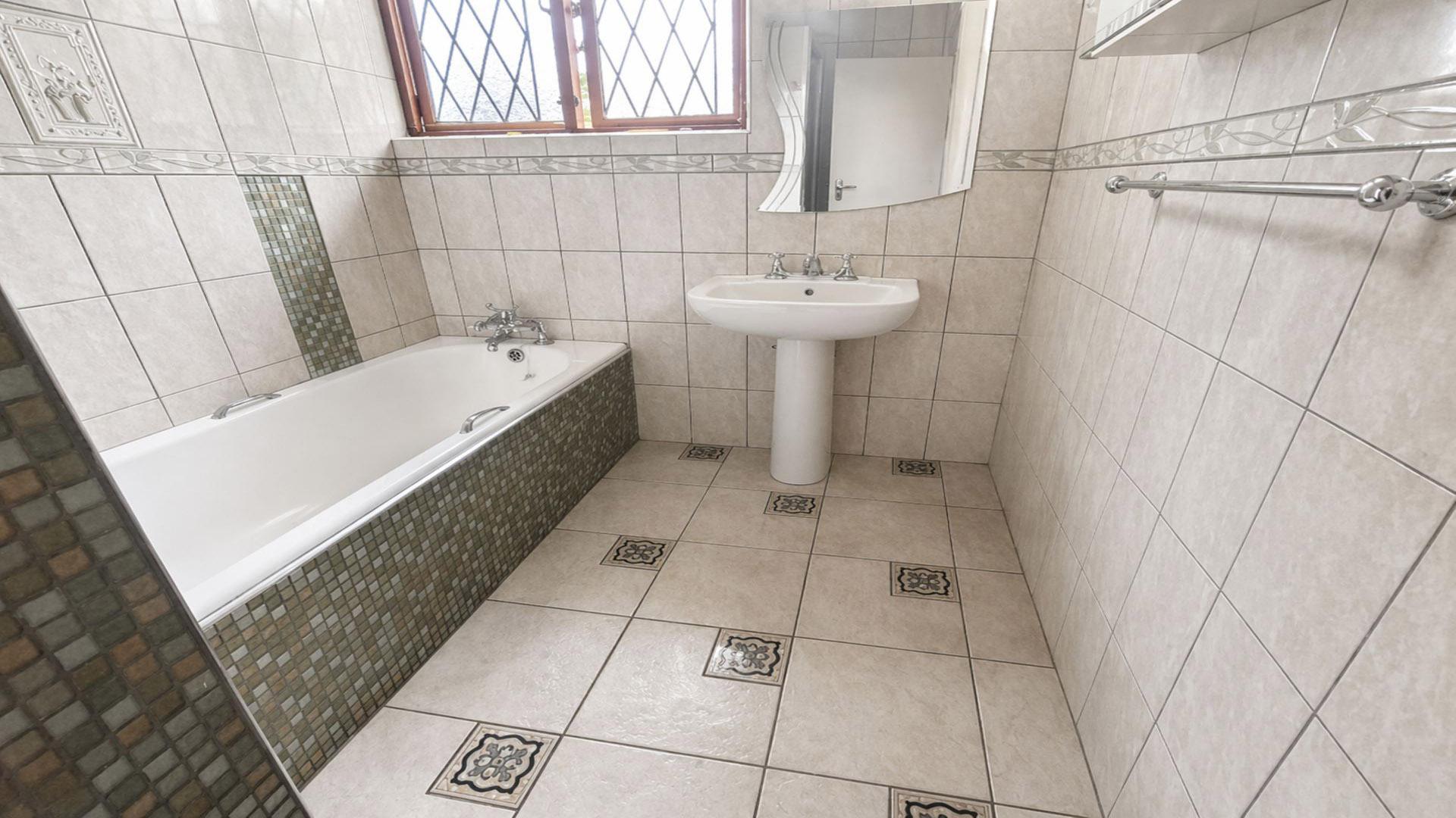 Bathroom 1 of property in Southport