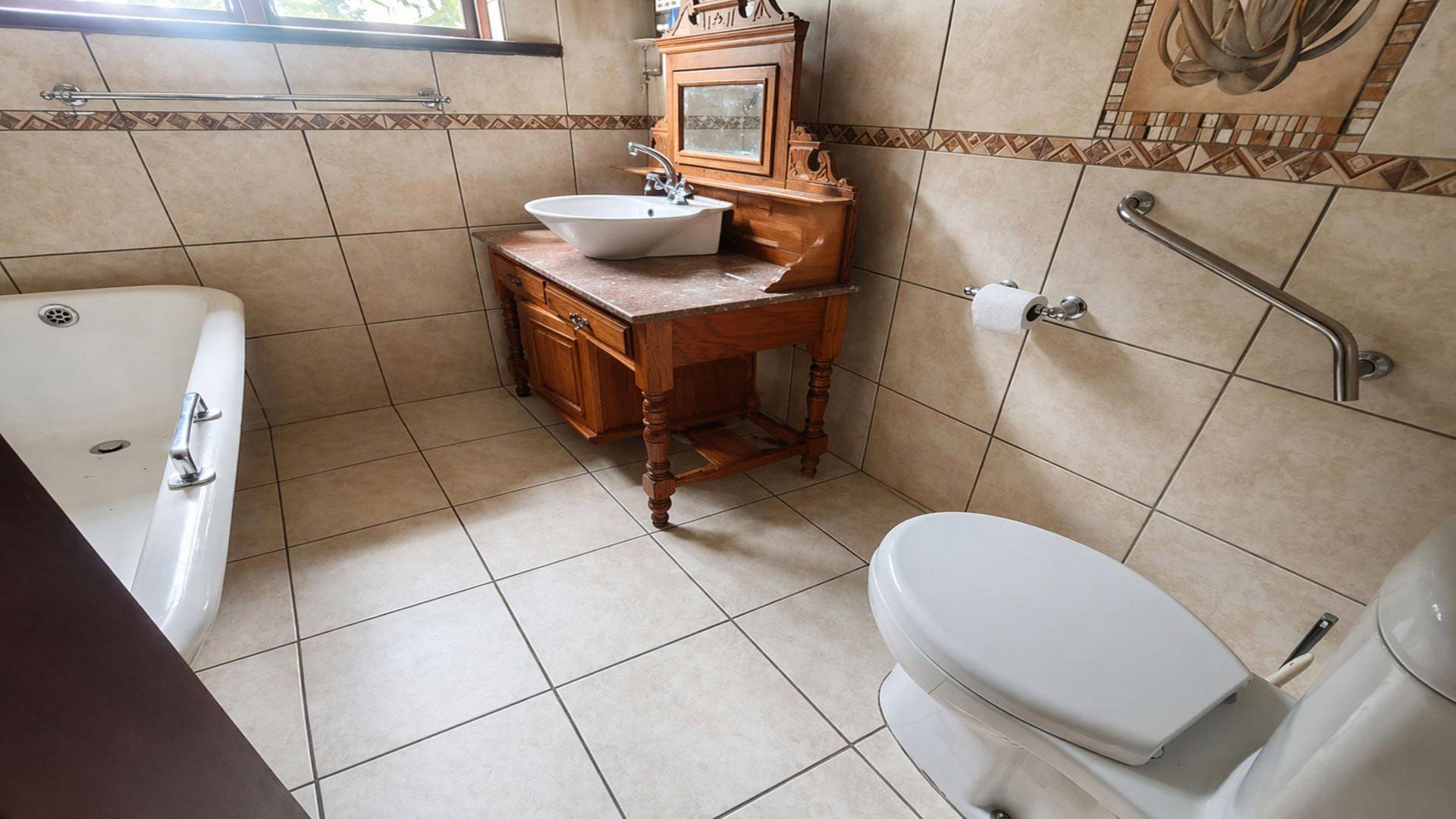 Bathroom 2 of property in Southport