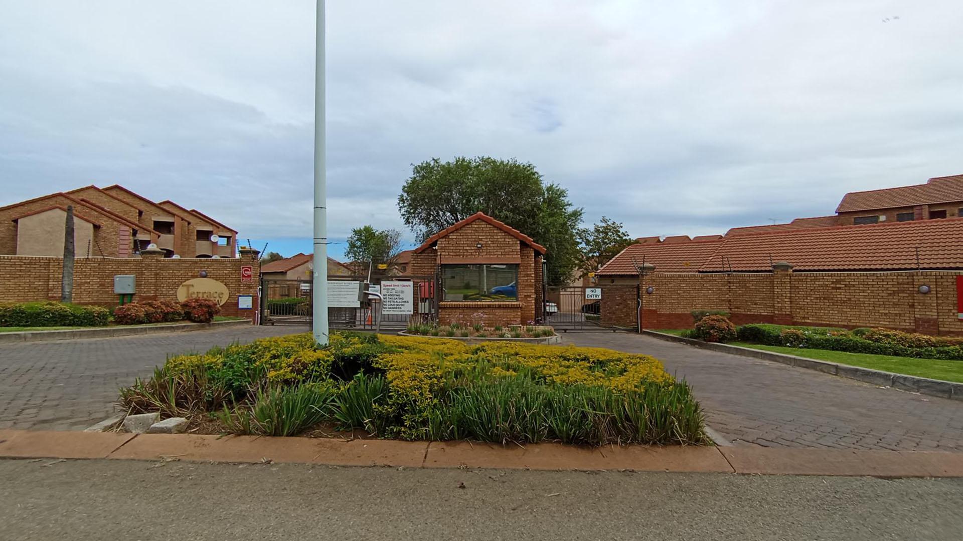 Front View of property in Sagewood