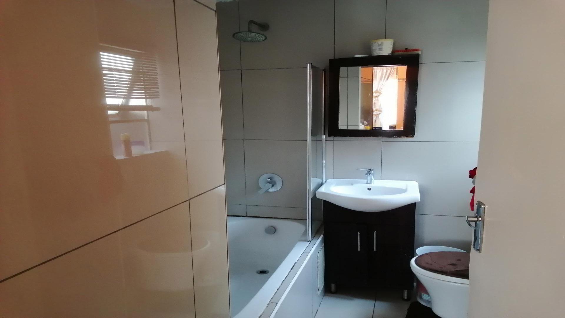 Bathroom 1 of property in Naturena