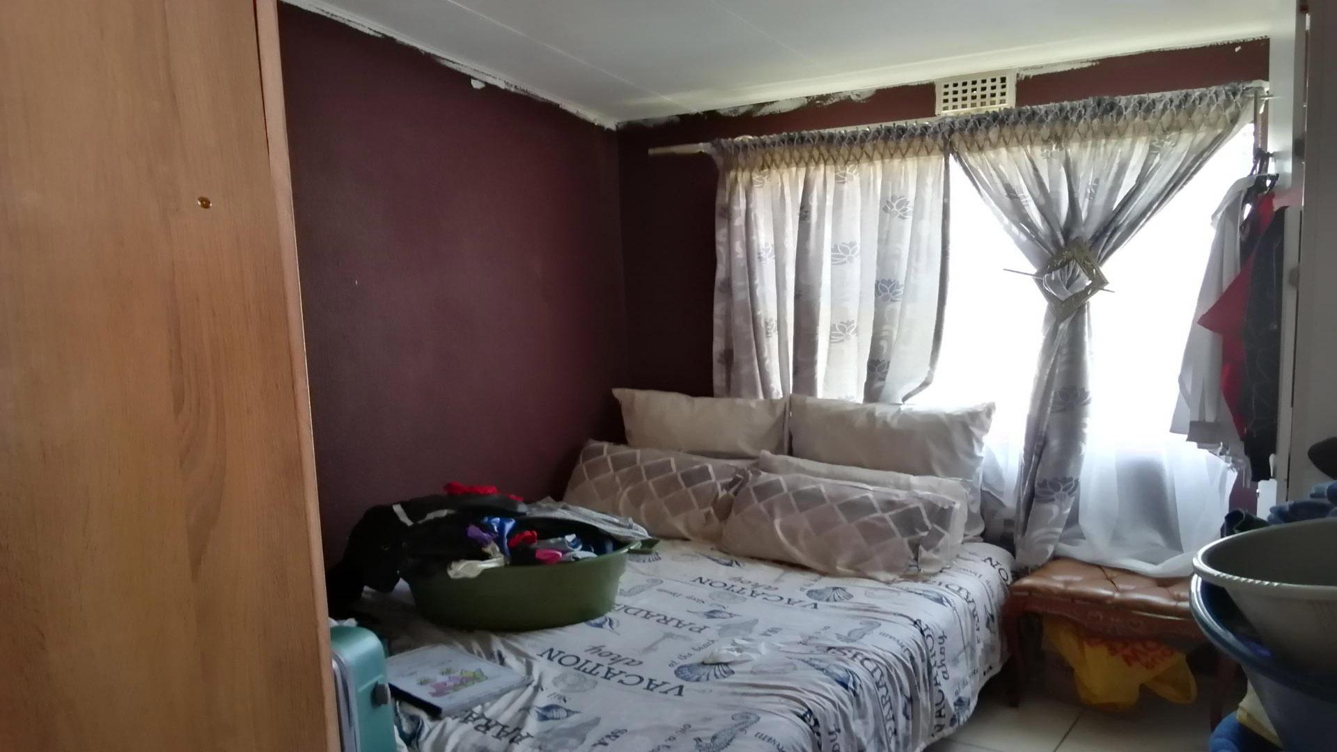 Bed Room 1 of property in Naturena