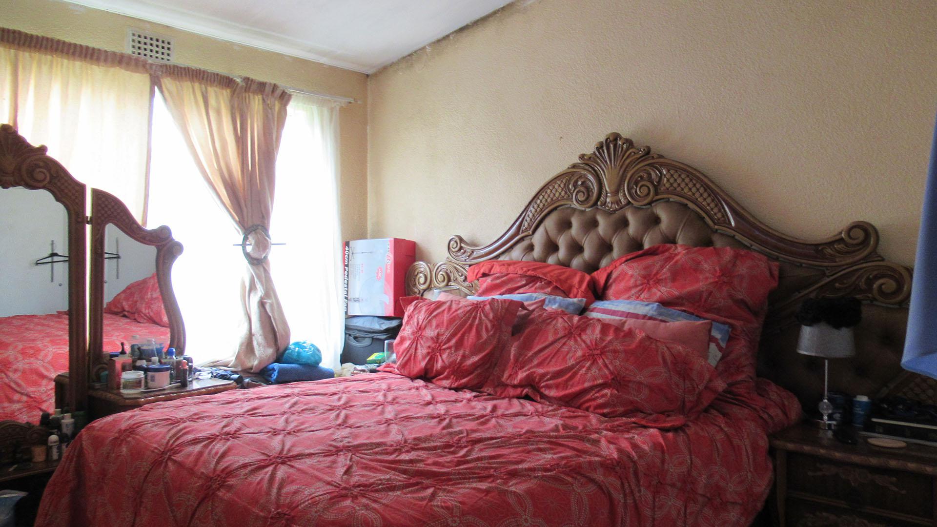 Main Bedroom of property in Naturena