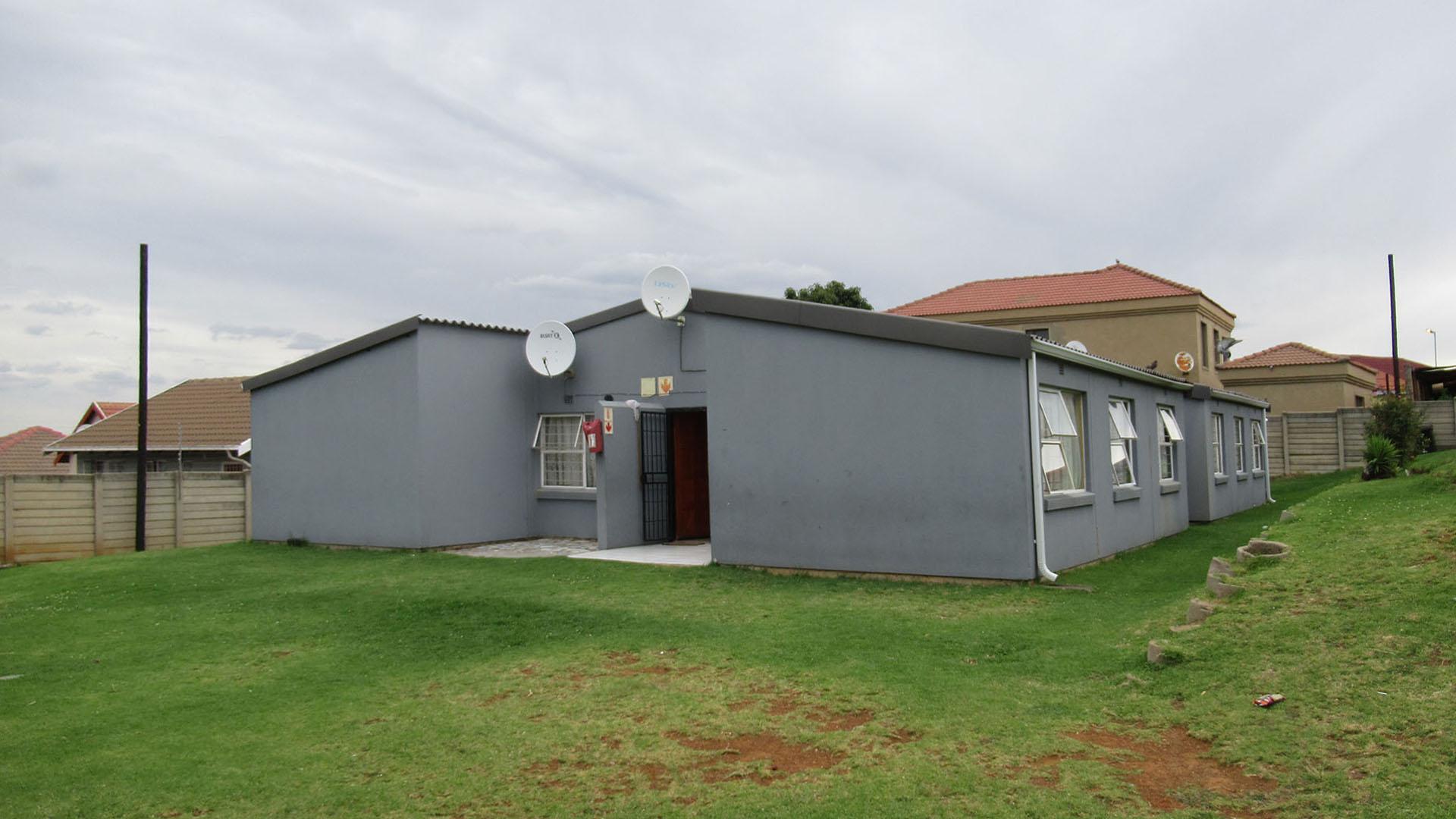 Front View of property in Naturena