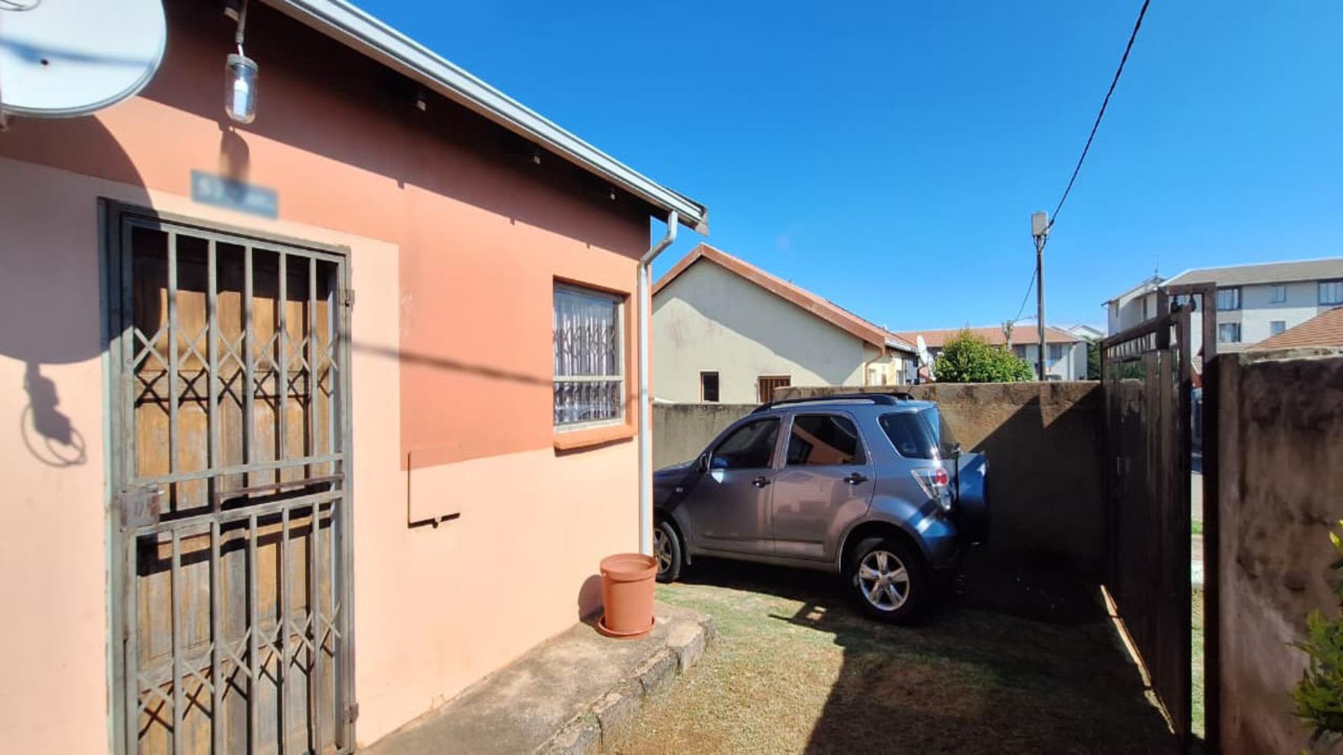 Front View of property in Fleurhof