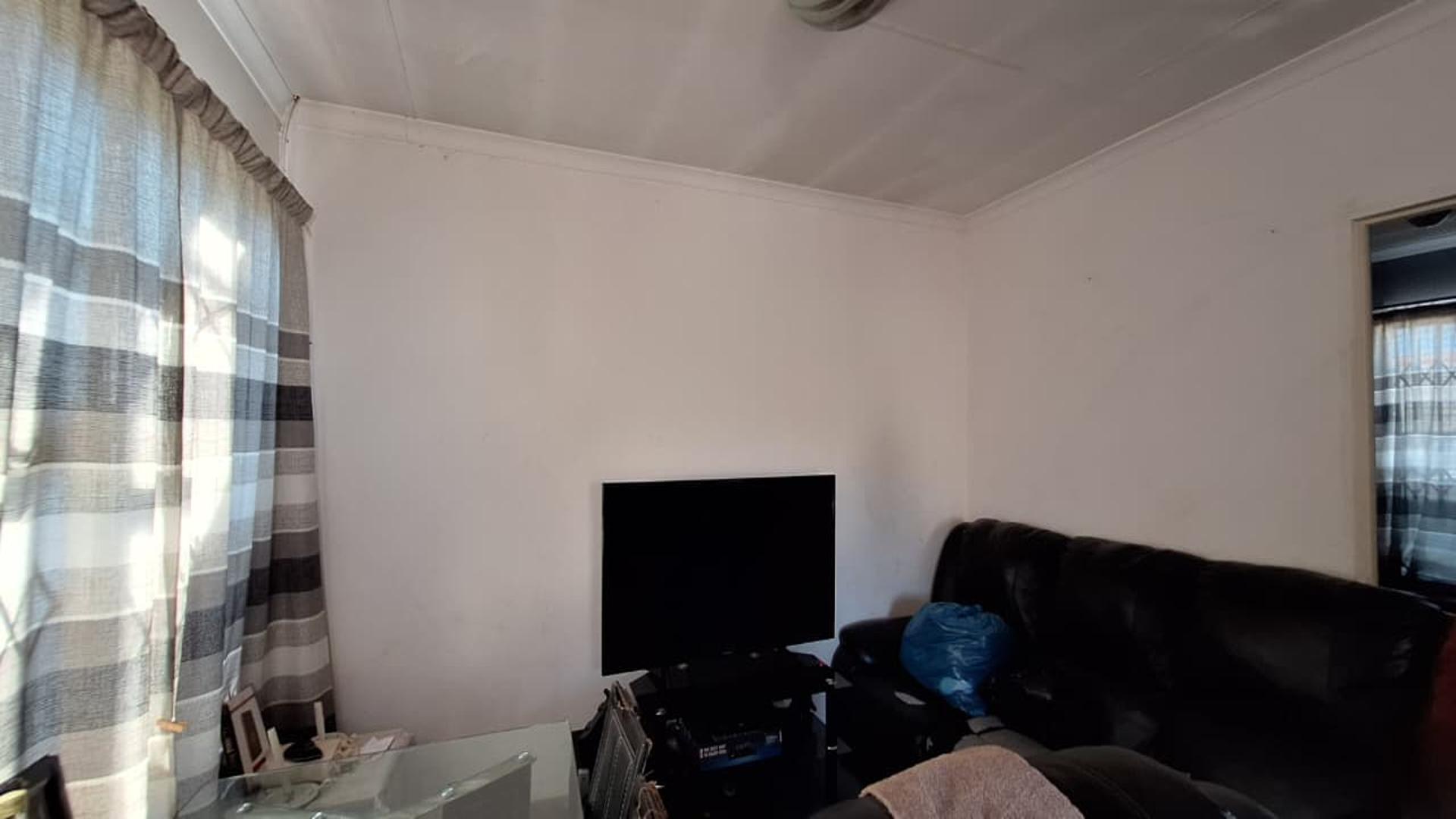 Lounges - 16 square meters of property in Fleurhof