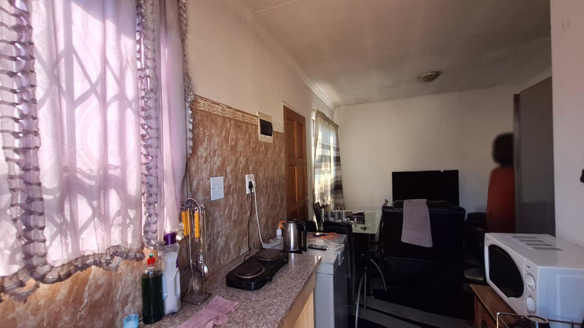 Kitchen - 5 square meters of property in Fleurhof