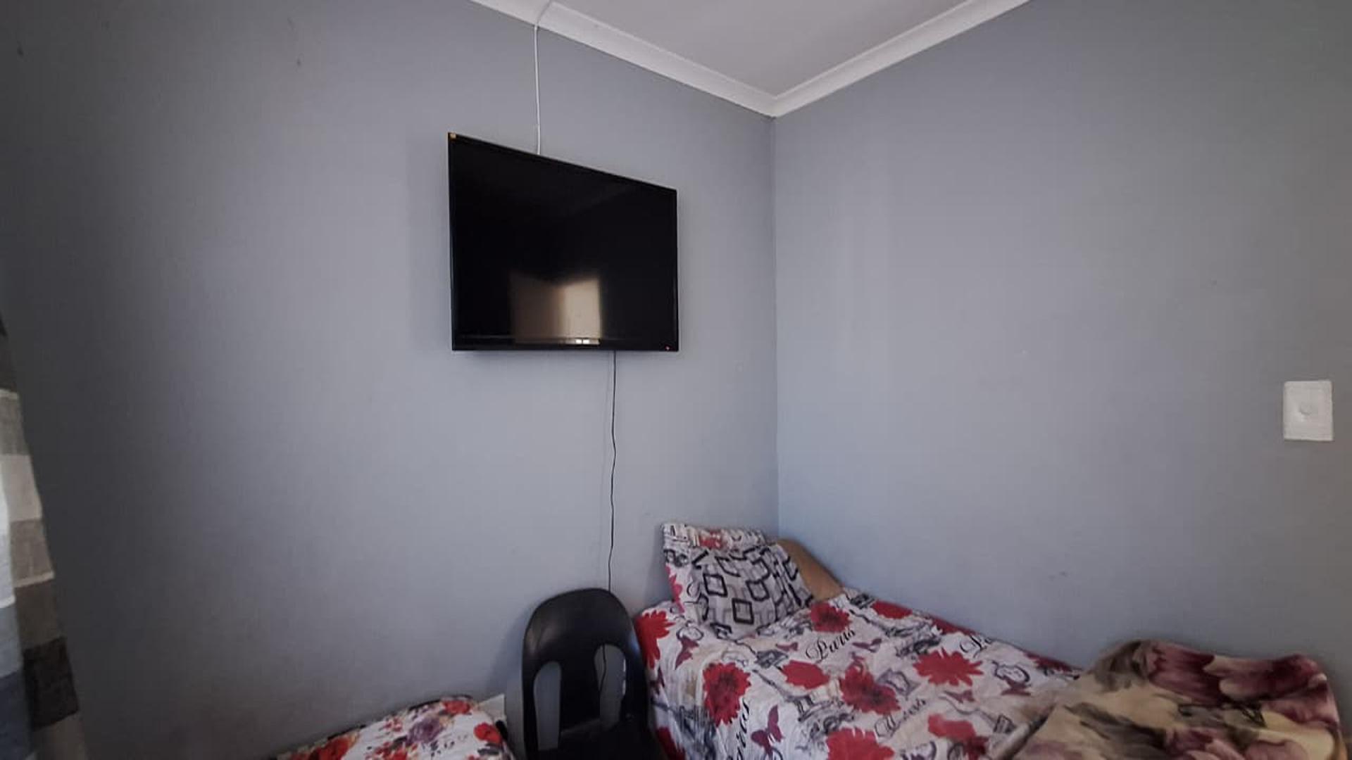 Bed Room 2 - 10 square meters of property in Fleurhof