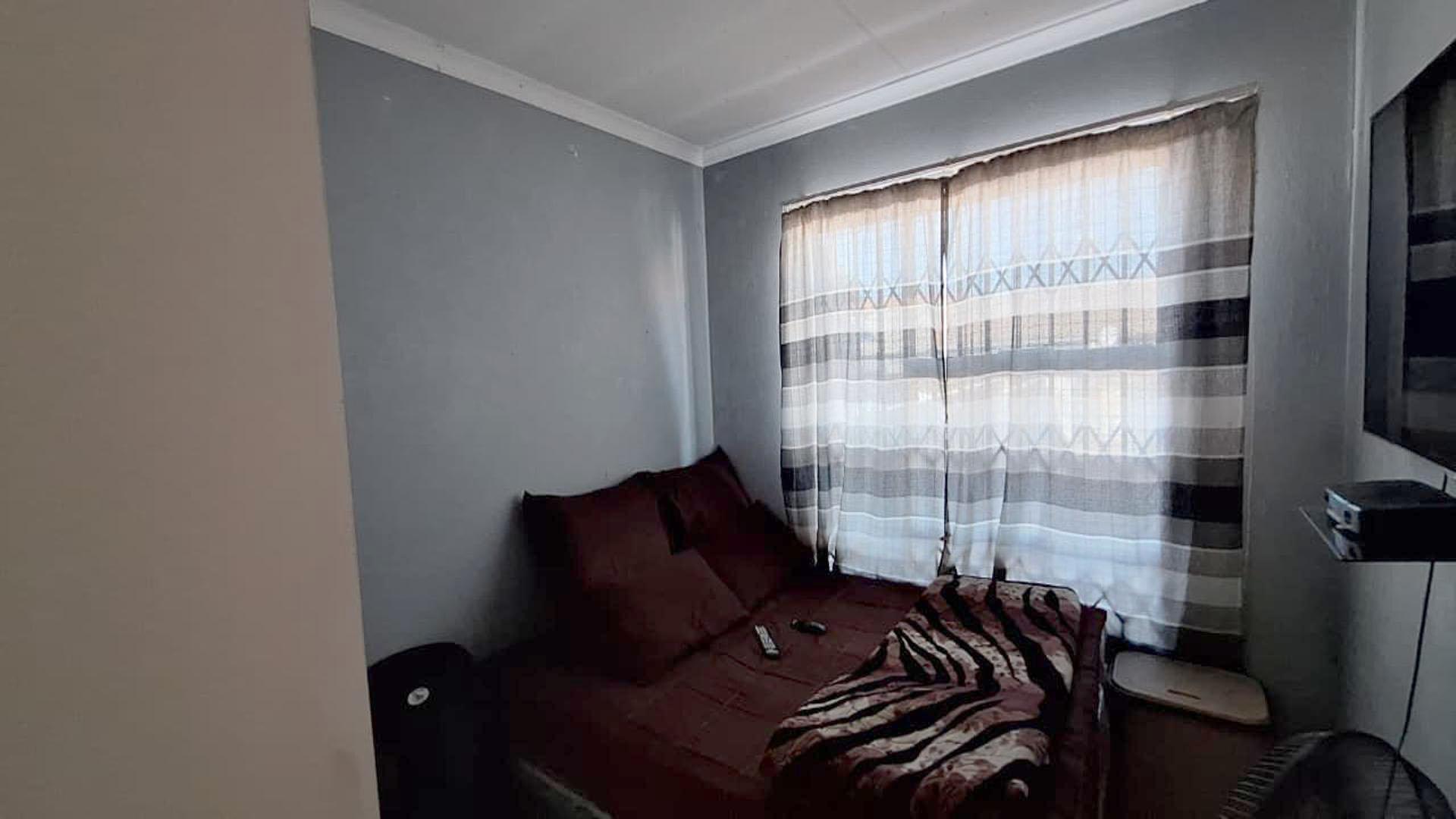 Bed Room 1 - 11 square meters of property in Fleurhof