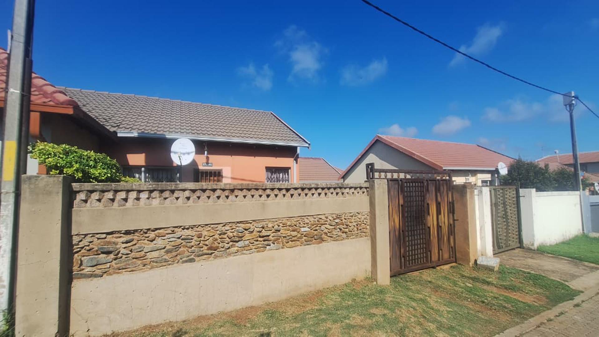 Front View of property in Fleurhof