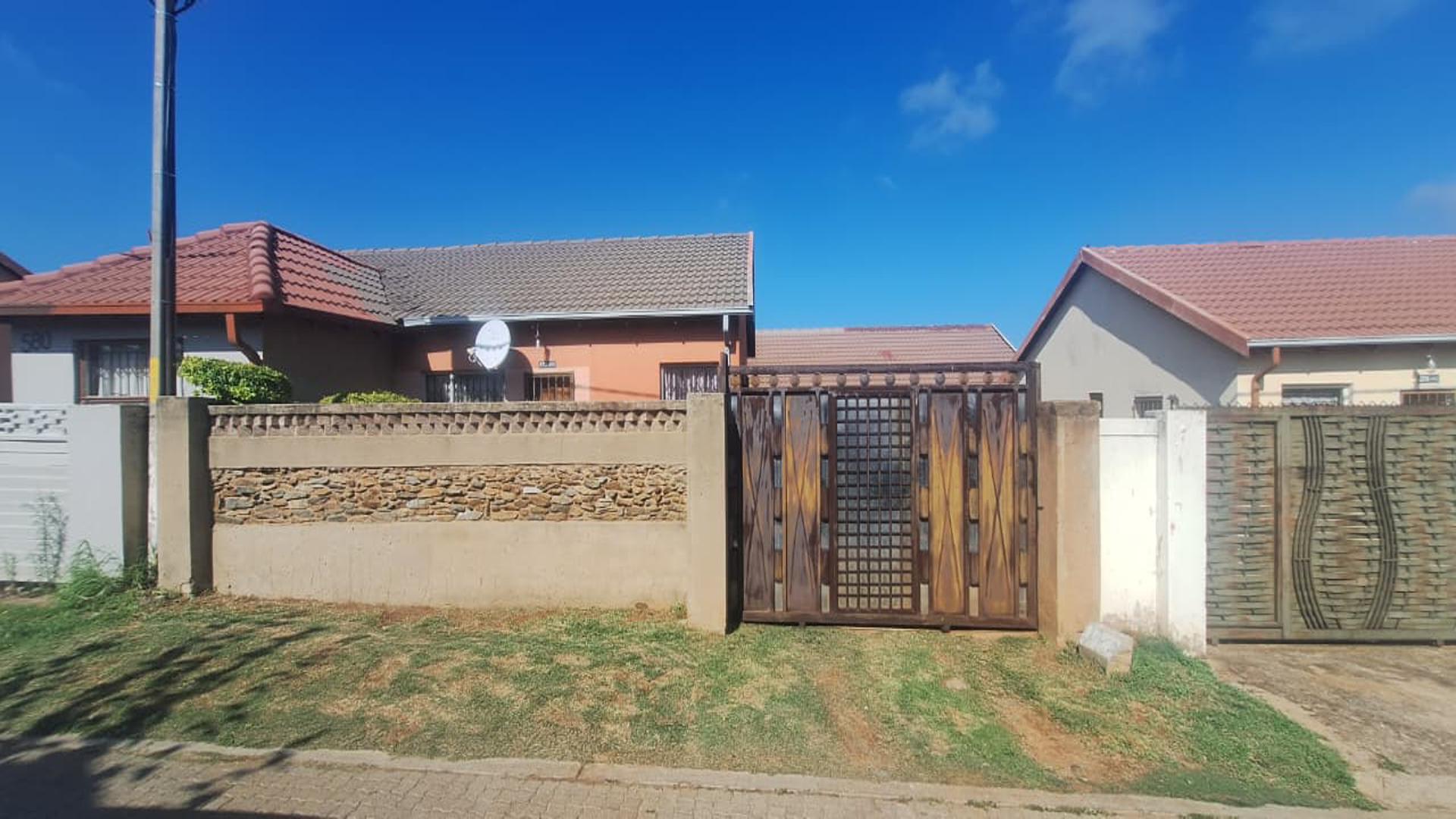 Front View of property in Fleurhof