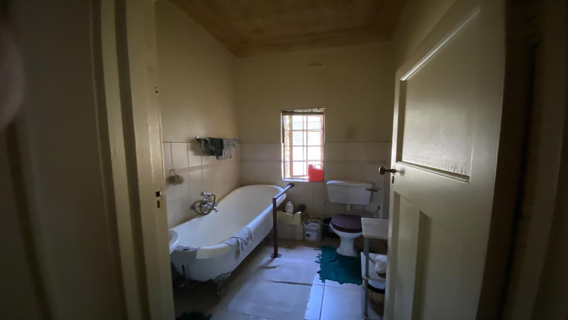 Bathroom 1 of property in Boksburg South