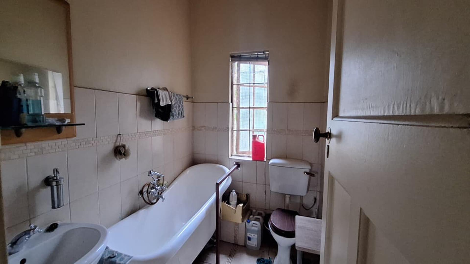 Bathroom 1 - 6 square meters of property in Boksburg South