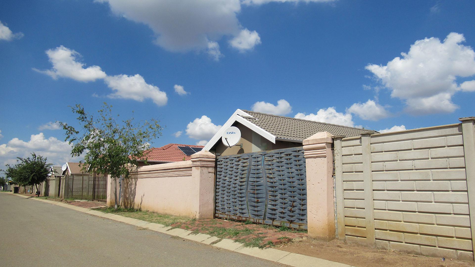 Front View of property in Savanna City