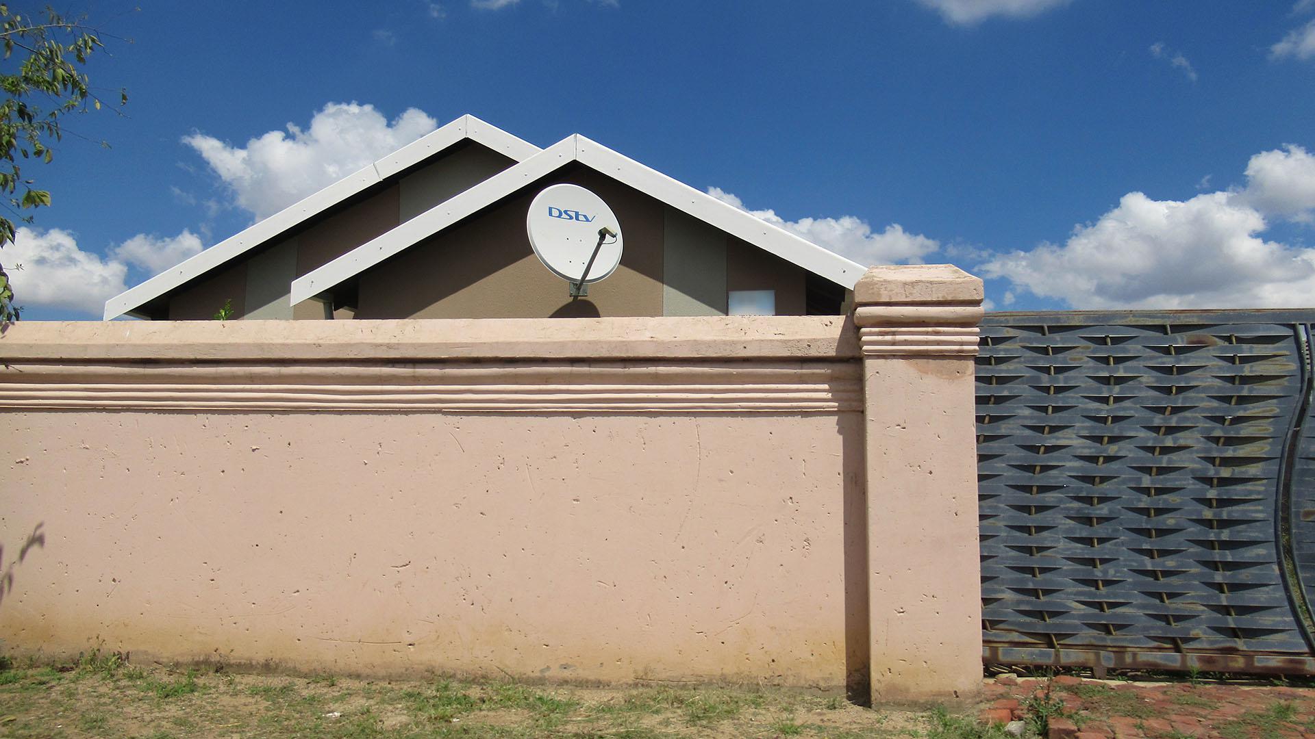 Front View of property in Savanna City