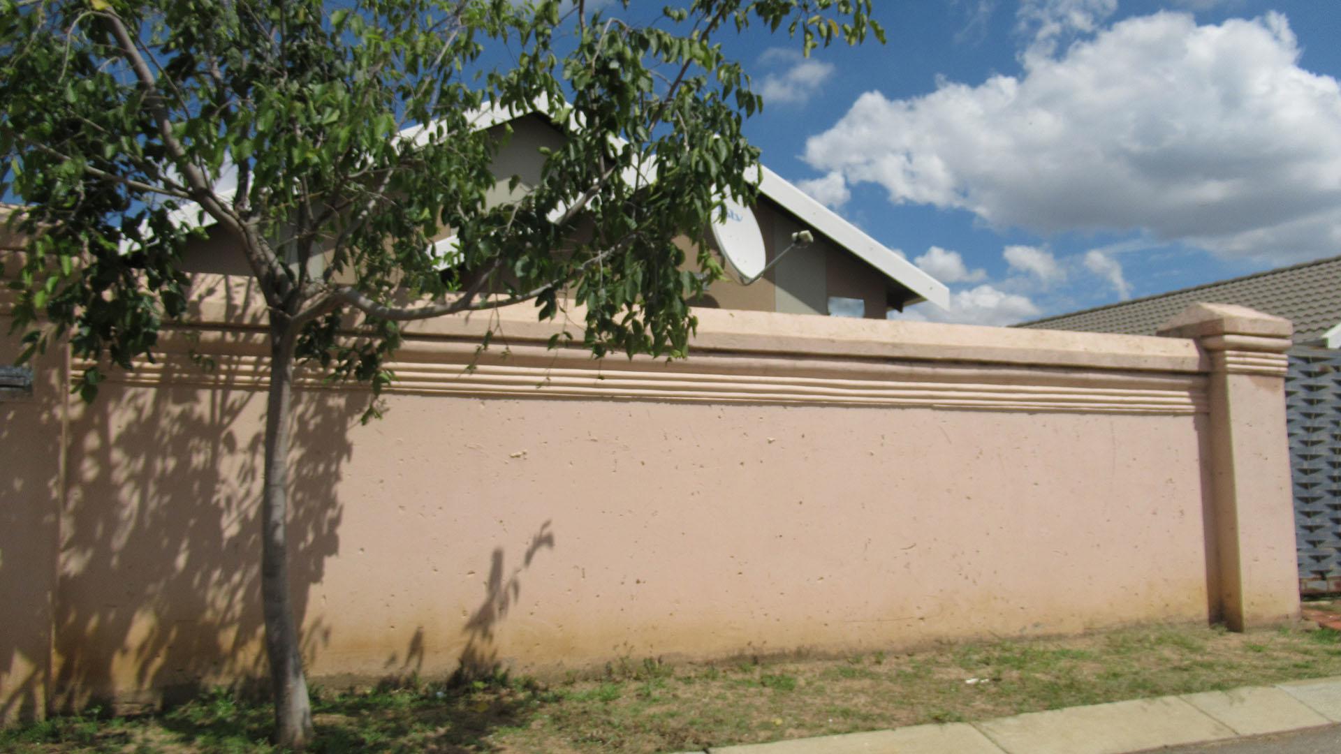 Front View of property in Savanna City