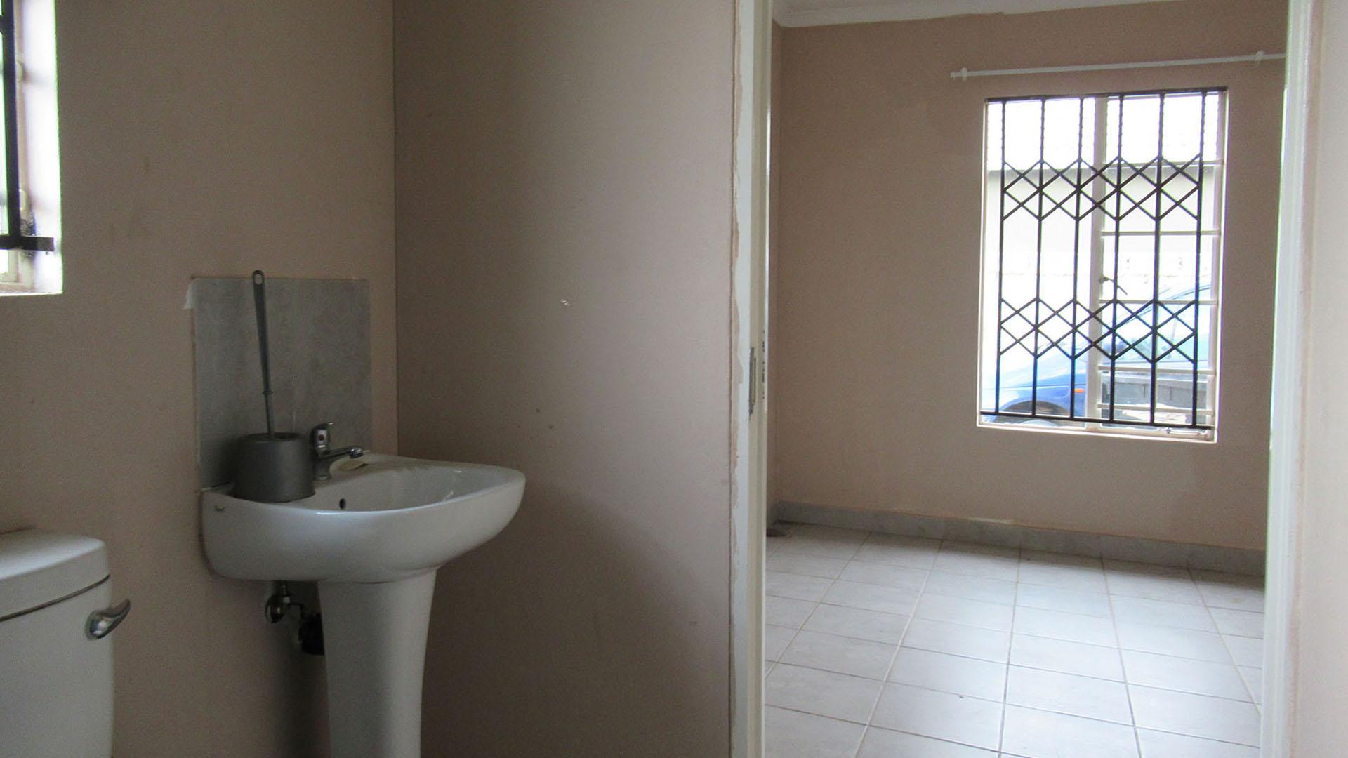 Main Bathroom - 3 square meters of property in Savanna City