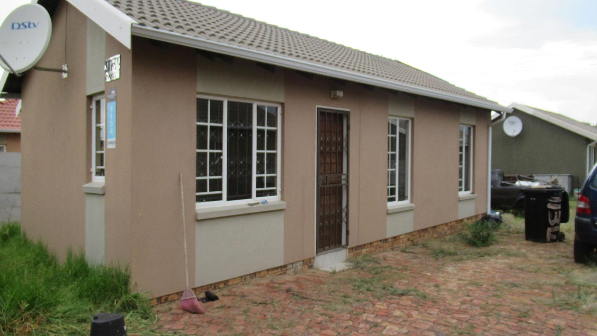 Front View of property in Savanna City