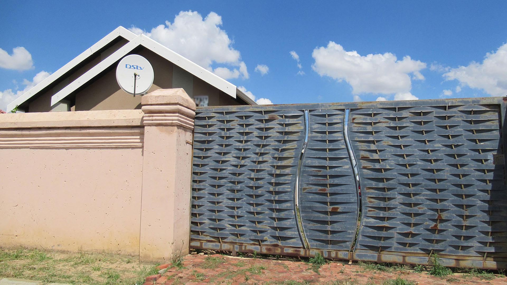 Front View of property in Savanna City