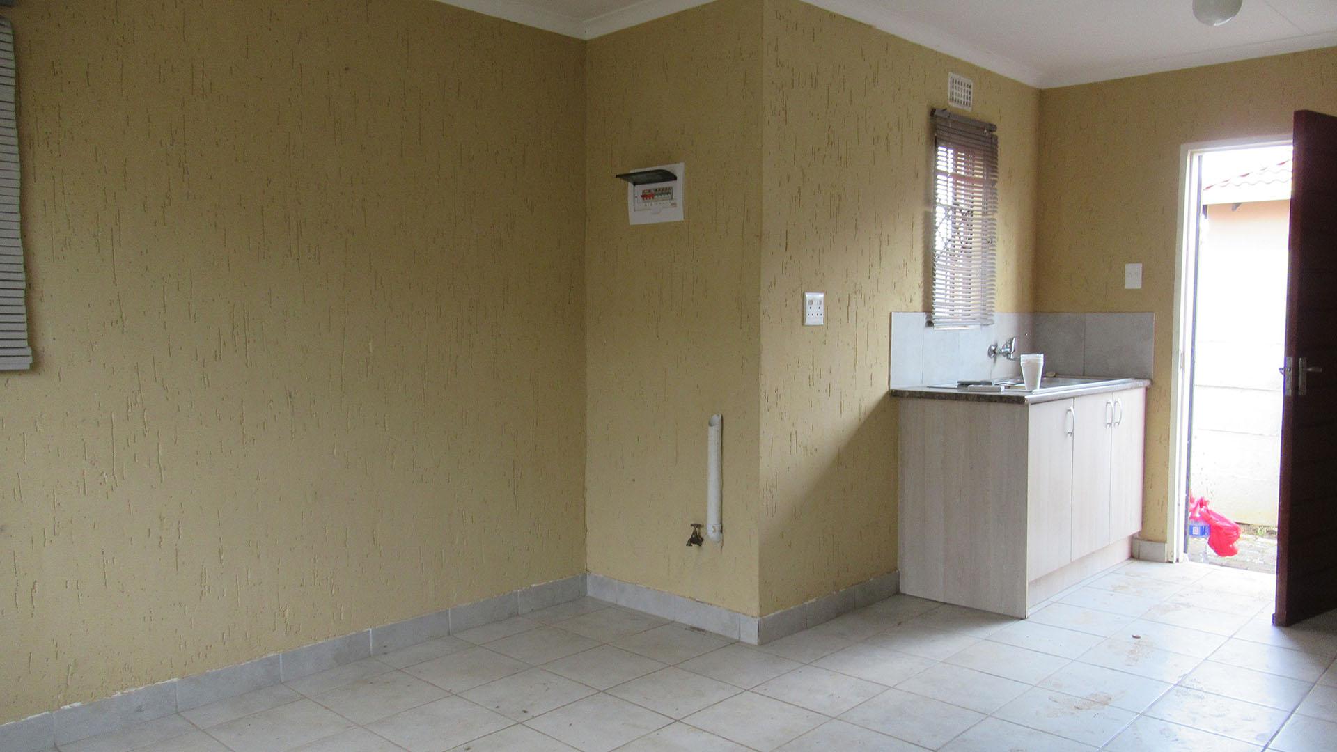 Lounges - 13 square meters of property in Savanna City